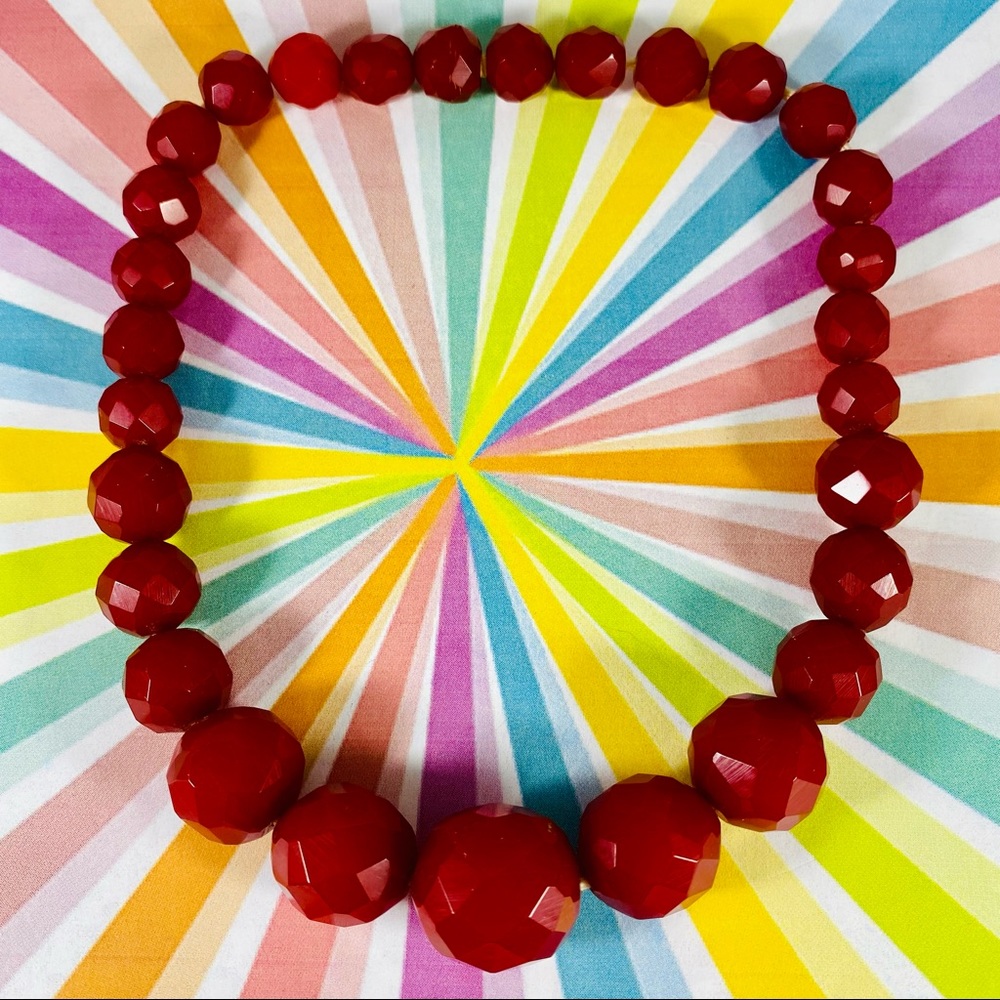 Vintage red Bakelite graduated bead necklace with wood screw closure